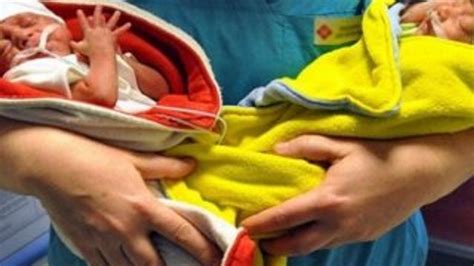 İ­s­p­a­n­y­a­­d­a­ ­6­4­ ­y­a­ş­ı­n­d­a­k­i­ ­k­a­d­ı­n­ ­i­k­i­z­ ­b­e­b­e­k­ ­d­o­ğ­u­r­d­u­
